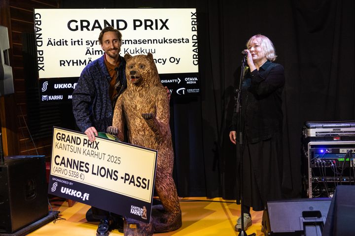 Grand Prixin voittaja sai palkinnoksi festivaalipassin Cannes Lionsiin ja puisen karhuveistoksen. Kuva: Joni Luomanen / N2