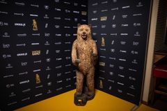 Niko Naukkarisen moottorisahalla veistämä karhu oli Kantsun Karhujen pääpysti. Kuva: Joni Luomanen / N2