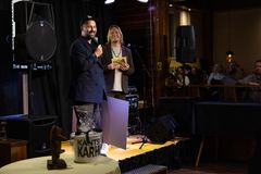 N2-konsernin toimitusjohtaja Sami Salmenkivi pitämässä puheenvuoroa. Gaalan juonsi Sami Kuronen. Kuva: Joni Luomanen / N2