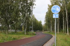 Gerbys kvalitetskorridor är en ny, högklassig trafikled för gång och cykling som gör det möjligt att röra sig mellan de norra stadsdelarna och centrumet smidigare och snabbare än tidigare. Avsnittet vid Metviksstranden har nyligen asfalterats och vägmarkeringarna görs i september. Bild: Vasa stad / Susanna Kuusinen