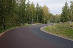 Gerbys kvalitetskorridor är en ny, högklassig trafikled för gång och cykling som gör det möjligt att röra sig mellan de norra stadsdelarna och centrumet smidigare och snabbare än tidigare. Avsnittet vid Metviksstranden har nyligen asfalterats och vägmarkeringarna görs i september. Bild: Vasa stad / Susanna Kuusinen