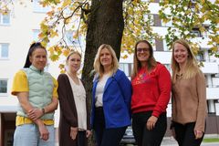Kietu-lärarna för den språkligt stödda undervisningen är Annika Leminen (till vänster), Helena Tarvainen, Suvi Turpeinen och Kristiina Metsälä. På bilden även projektkoordinator Outi Närvä (i mitten).