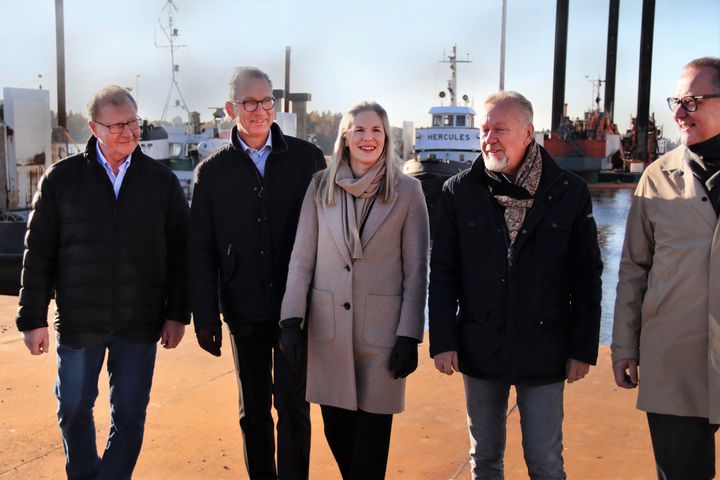 Kuvassa toimitusjohtaja Teijo Seppelin Kvarken Ports, toimitusjohtaja Fredrik Lunberg Umeå kommunföretag, projektipäällikkö Anna Måtts-Fransén Vaasanseudun kehitys VASEK, toimitusjohtaja Peter Ståhlberg Wasaline ja kaupunginjohtaja Tomas Häyry Vaasan kaupunki. Kuva: Emelie Toppari