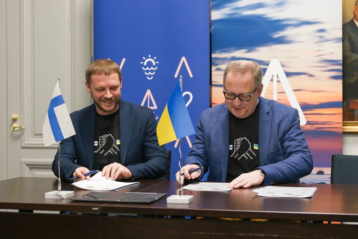 Vasas stadsdirektör Tomas Häyry undertecknade samarbetsavtalet när Chersons vice borgmästare Vitalii Bielobrov besökte Vasa 14.12.