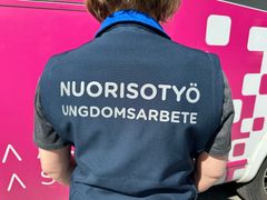 Man känner igen dem eftersom de alla bär en blå jacka eller väst med trycket Ungdomsarbete eller Ungdomsledare på ryggen.