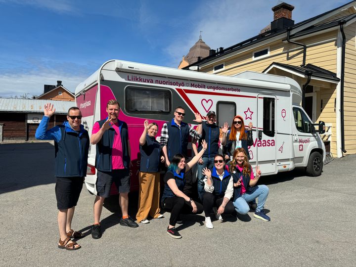 Totalt kommer cirka 30 anställda från ungdomsservicen att bege sig ut bland ungdomarna på skolavslutningskvällen.