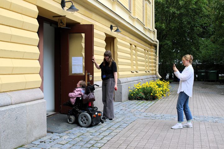 Katri Pekkala och Iida Starck gick igenom cirka 30 byggnader under sommaren. Avsikten är att fortsätta med analyseringsarbetet under de kommande åren.