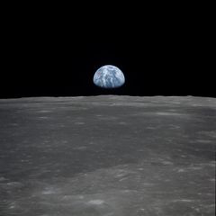 Jorden stiger över månens horisont i ett legendariskt foto taget från Apollo 8 den 24 december 1968. Månhorisonten är cirka 570 kilometer bort från rymdfarkosten. Foto: NASA/ William ”Bill” Anders (17.10.1933-7.6.2024)