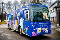 Uuden, esteettömän kirjastoauto Hildan ulkoasun on suunnitellut taiteilija Terese Bast. Kuva: Vaasan kaupunki / Rauli Lehto.