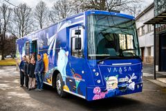 Uusi kirjastoauto Hilda. Kuvassa (vas.) kuljettajat Päivi Niemi, Annika Söderlund (ylärivi),  palvelupäällikkö Anna Pakka, kulttuuri- ja kirjastotoimenjohtaja Sanna Bondas ja kuljettaja Mikko Korpela. Kuva: Vaasan kaupunki / Rauli Lehto.