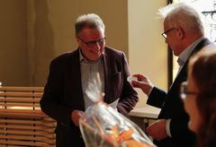 Kjell Nybacka ja Hedmanin Säätiön puheenjohtaja Mikko Könkkölä. Kuva: Kaj Höglund.