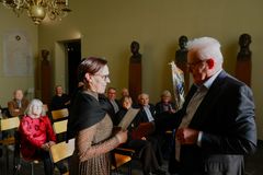 Erkki Rintalan puolesta palkinnon nouti tytär Kristiina Rintala. Kuva: Kaj Höglund.