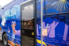 Utsidan på den nya, tillgängliga bokbussen Hilda har designats av konstnären Terese Bast. Foto: Vasa stad / Rauli Lehto.