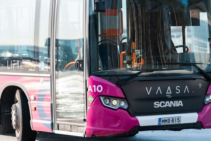 En rosa och svart buss med texten "Vaasa" på framsidan.