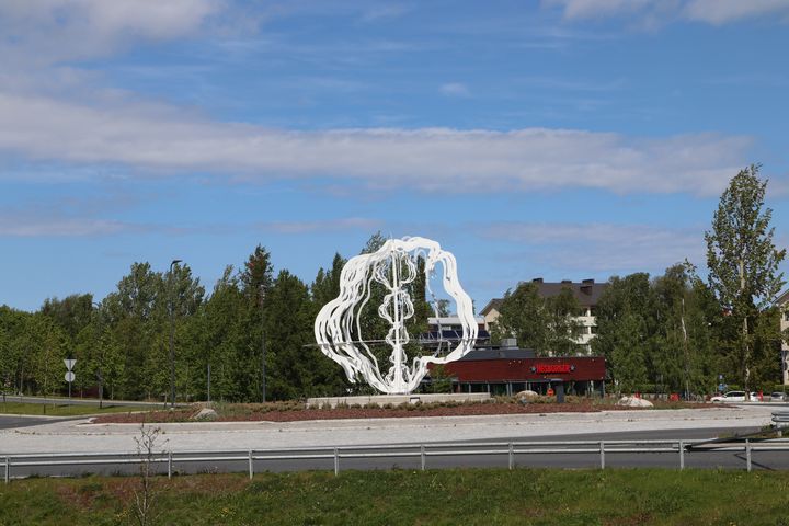 Kirsi Kaulanen: De Geer, 2021. Handelsesplanadens cirkulationsplats, Vasa. Bild: Silvia Rinne, Vasas museer