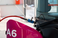 En bus tankas med biogas.
