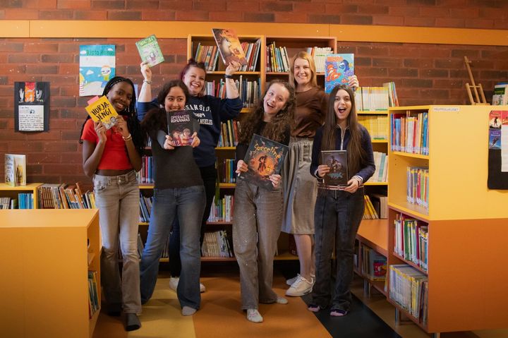 Femteklassarna i Nummen koulu Grace Adesanya (t.v.), Kazhin Habibi Zarabad, Eva Dyado och Yana Kulish tycker om att läsa. För läraren Marika Viita (bakom t.v.) är spridande av läsinspiration en hjärtesak. Outi Närvä svarar för modellen Läsande skola inom Vasa stads grundläggande utbildning.