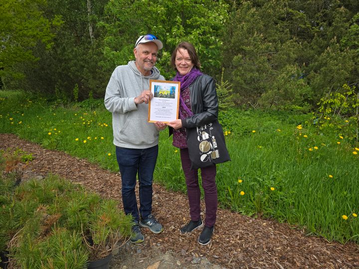 Ansvarig trädgårdsmästare Kaj-Erik Grandell mottog en donation på 500 euro av Wasa Sinfoniettas intendent Tarja Huntus.