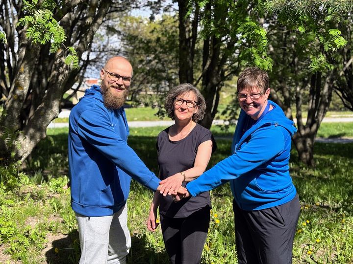 Välfärdsinstruktör Riku Leinonen, Sarianna Nikkola och Siv Aro, ansvarig för idrottsservicen i Vasa stad.