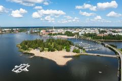Ilmakuva Vaasasta, jossa näkyy ranta, puisto ja venesatama.