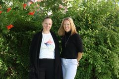 Mikaela Stens och Hanna Rusk är båda tvåspråkiga och specialklasslärare till yrket. Hanna har jobbat bland annat fem år i Norge och Mikaela inom sjukhusundervisningen i Vasa.