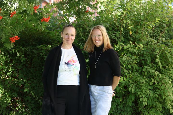 Mikaela Stens och Hanna Rusk är båda tvåspråkiga och specialklasslärare till yrket. Hanna har jobbat bland annat fem år i Norge och Mikaela inom sjukhusundervisningen i Vasa.