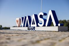 Stort skylt med texten "VAASA" och ett hjärta, placerad utomhus på en stenlagd yta.