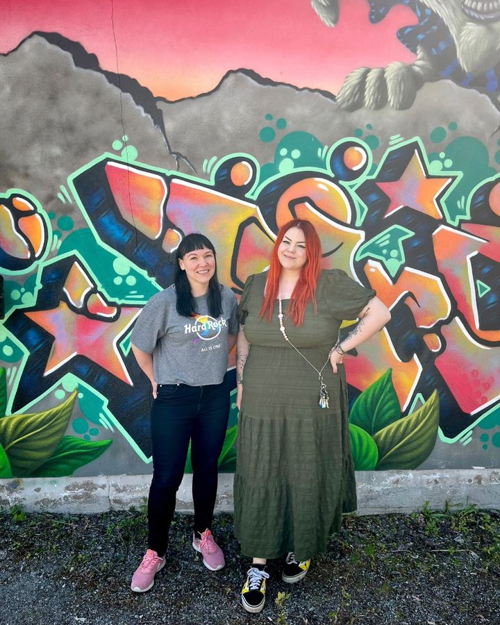 Specialungdomsledarna Elina Viitasaari (till vänster) och Kaisa Ollila rör sig bland ungdomar på gator, skolor och i köpcenter. De strävar efter att förebygga gatuvåld genom att erbjuda ungdomar meningsfulla aktiviteter som ett alternativ till våldsamt beteende.