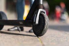 Närbild på framhjulet av en elsparkcykel.