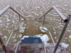 Portaat johtavat jäiseen veteen, jossa on jäänpalasia.