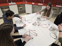 Variskan yhtenäiskoulun kuudesluokkalaiset Noora Ekholm (vas.), Laura Ekholm ja Dang Phuc pääsivät testaamaan STEAM-luokan työskentelytapoja kuten kytkentöjä, ohjelmointia ja kokeellista kemiaa opettaja Aino Norjan / Juuso Norjan johdolla.