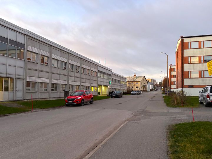 Katu, jonka varrella on toimistorakennus ja toisella puolella kerrostalo. Autoja on pysäköitynä kadun varteen.