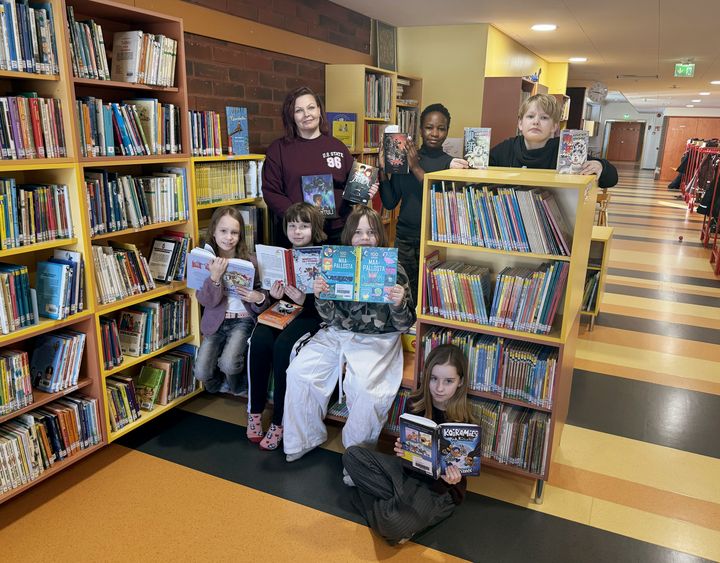 Nummen koulussa lukuhaastetta suoritetaan lukemalla sivuja sekä koulussa että kotona. Kuvassa ylärivissä opettaja Marika Viita sekä Matilda Ilumo ja Aapo Sara. Alarivissä Mila Karkia (vas.), Siiri Huhtala, Viljami Mentula ja Mariia Yemelianova.