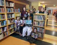 I övre raden på bilden är läraren Marika Viita samt Matilda Ilumo och Aapo Sara. I nedre raden från vänster Mila Karkia, Siiri Huhtala, Viljami Mentula och Mariia Yemelianova.