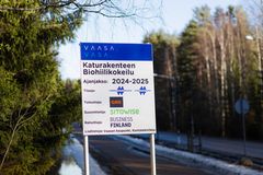 Skylt vid väg om biohillyckel, med information om projektet i Vasa, Finland.
