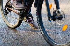 Cyklist på grusväg, fokus på cykel och skor.