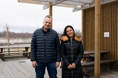 En man och en kvinna står tillsammans utomhus, klädda i varma jackor.