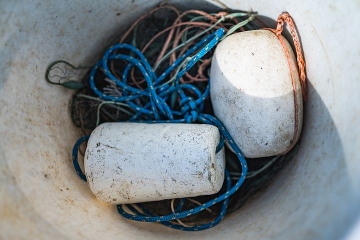 Ämpärissä köysiä ja kaksi valkoista pelastuspoijua.