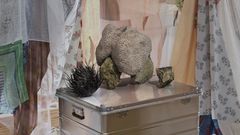 nabbteeri: whatever lives bends down, vad som än lever böjer sig ner, 2023 video stillfoto, foto: nabbteeri