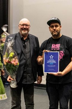 Kaaos Festival valittiin Vuoden vaasalaiseksi kulttuuriteoksi 2025. Kuvassa Kaaos Festivalin edustajat Ari Rintamäki (vas.) ja Arto Mäenpää (oik). Kuva: Jouko Keto.