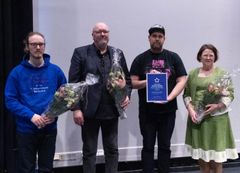 Kaaos Festival tilldelades priset  Årets kulturgärning i Vasa 2025. På bilden Kaaos Festivals representanter Ari Rintamäki och Arto Mäenpää (i mitten), samt kandidaterna i publikomröstningen Oskari Tuominen (till vänster) och Tarja Viitanen (till höger). Foto: Jouko Keto.