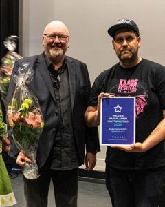 Kaaos Festival tilldelades priset Årets kulturgärning i Vasa 2025. På bilden Kaaos Festivals representanter Ari Rintamäki (vänster) och Arto Mäenpää (höger). Foto: Jouko Keto.