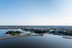 Ilmakuva Vaasasta, jossa näkyy kaupunkia ja merta.