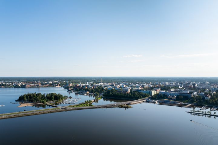 Ilmakuva Vaasasta, jossa näkyy kaupunkia ja merta.