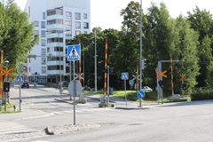Plankorsningen vid Verkstadsgatan med trafiksignaler, järnvägsbommar och vägskyltar.