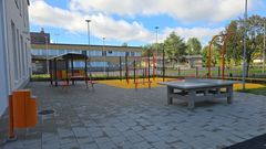 Rakennuksen päädyssä on erillinen nuorisopiha, jossa on muun muassa penkkejä, kuntoiluvälineitä, pingispöytä ja graffitiseinä.