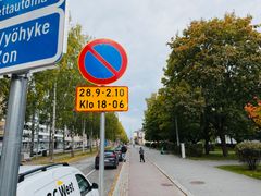 Parkeringsförbudsskylt med tillägg: 28.9–2.10, kl. 18–06, längs en stadsgata.