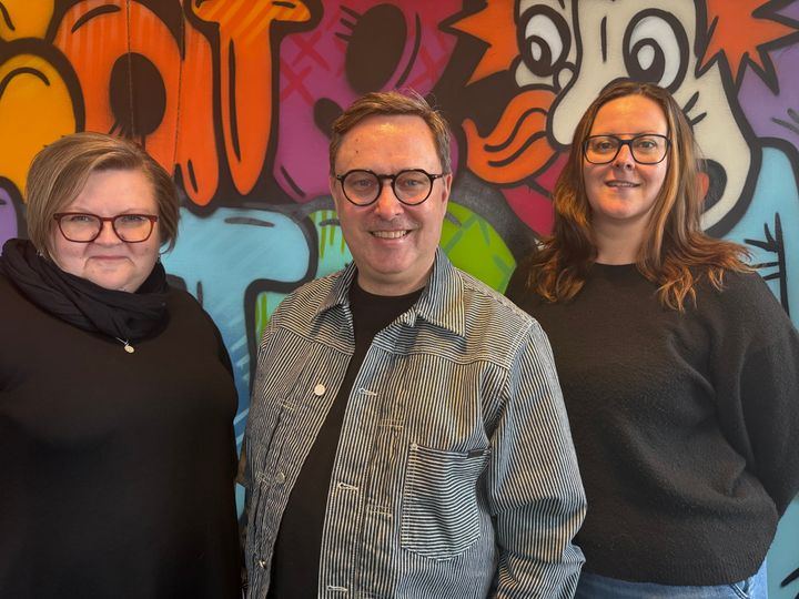 Anne Lamminen, koordinator för ungdomsärenden (t.v.), chefen för ungdomsverksamheten Mika Pietilä och Ulrika Luhtala, teamansvarig för det uppsökande ungdomsarbetet.