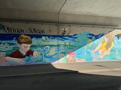 Färgglad väggmålning i en tunnel med barn, havsmotiv och texten ”Vaasa Vasa”.