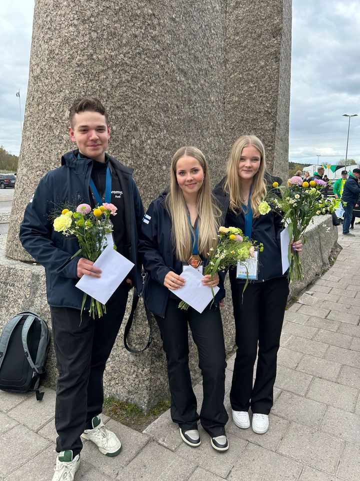 Vamians studerande tog Taitaja-medaljer: Axel Asplund vann silver i ekonomiförvaltning och Ellen Holms samt Elin Svens vann brons i företagsamhet.
